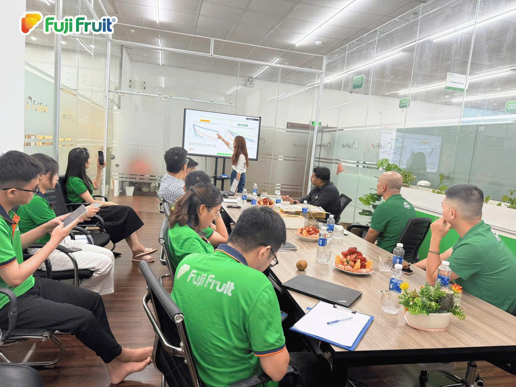 Bà Hiếu Trương – Quản lý Chất lượng Zespri Việt Nam đang chia sẻ kiến thức